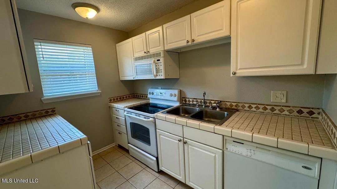 431 Bechtel Boulevard, Unit 3 Ocean Springs, MS 39564 - Photo 8 of 23 Kitchen