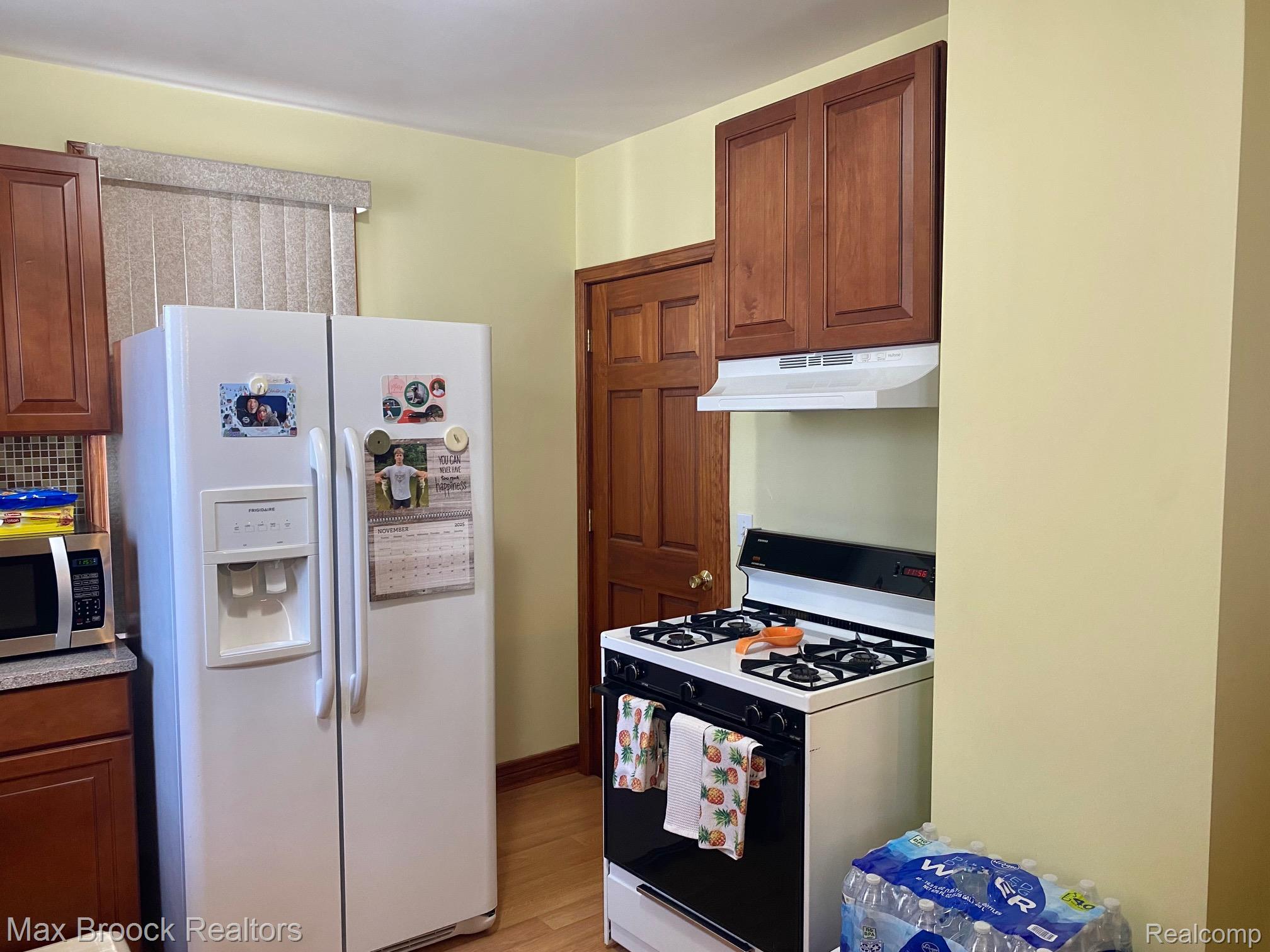 11809 Conant Hamtramck, MI 48212 - Photo 4 of 13 11809 Conant- kitchen.jpg