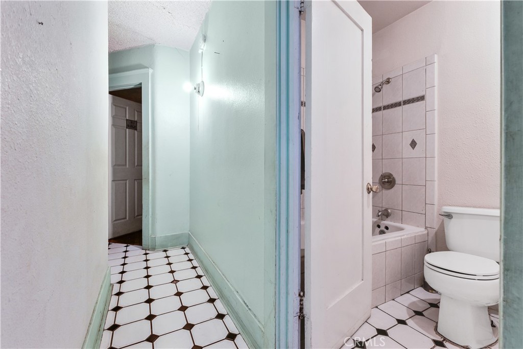 406 North Rampart Boulevard Los Angeles, CA 90026 - Photo 11 of 43