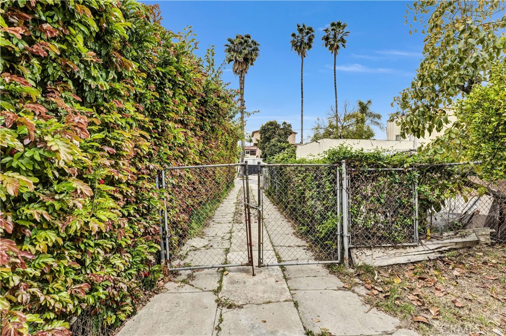 406 North Rampart Boulevard Los Angeles, CA 90026 - Photo 33 of 43