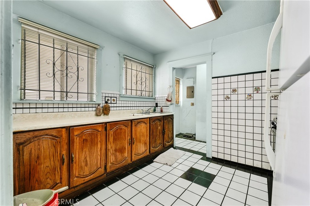 406 North Rampart Boulevard Los Angeles, CA 90026 - Photo 10 of 43