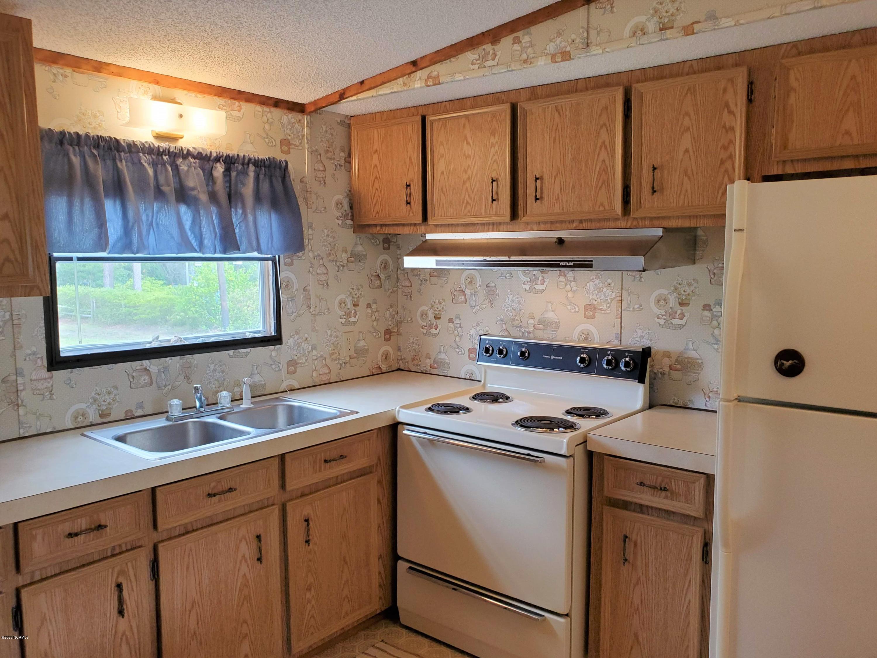 316 Dwight Street Holly Ridge, NC 28445 - Photo 10 of 33 kitchen3