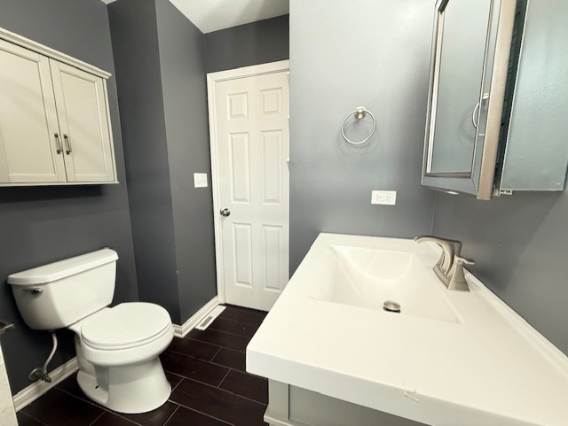 969 Dearborn Circle Carol Stream, IL 60188 - Photo 22 of 46 a bathroom with a sink and a toilet