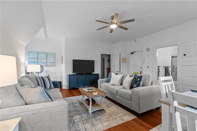 $2,995 | 434 Bellevue Avenue, Unit 3A, Newport, RI 02840