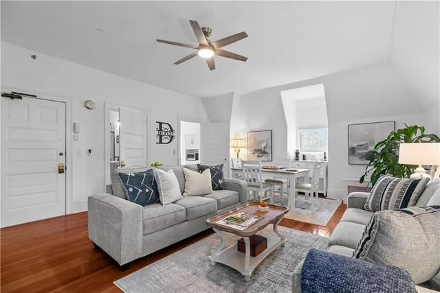 $2,995 | 434 Bellevue Avenue, Unit 3A, Newport, RI 02840