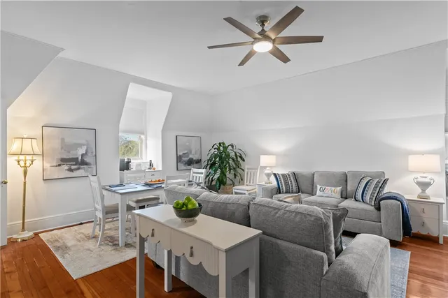 $2,995 | 434 Bellevue Avenue, Unit 3A, Newport, RI 02840