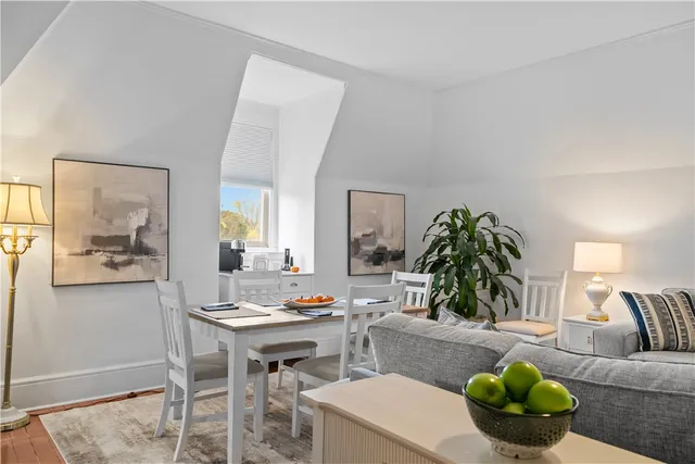 $2,995 | 434 Bellevue Avenue, Unit 3A, Newport, RI 02840