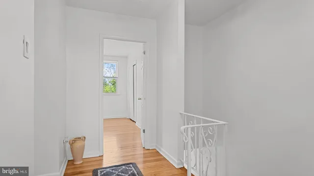 a view of livingroom with furniture