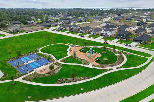 $284,500 | 603 Louis Ln Cove, Cove, TX 77523