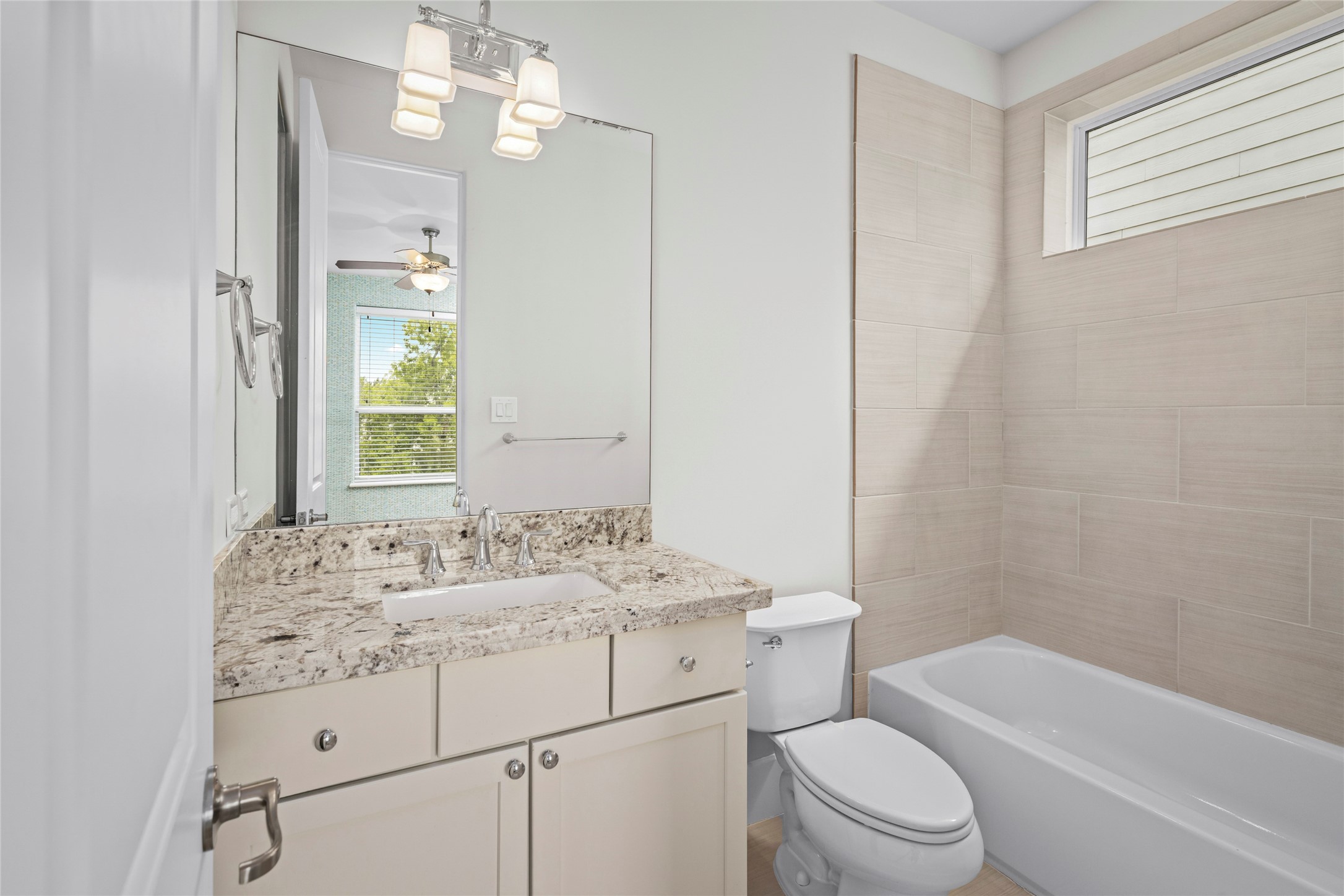 5646 Larkin Street Houston, TX 77007 - Photo 17 of 29 Every bedroom has it's own full ensuite bathroom with large walk in closet. *closet not pictured*