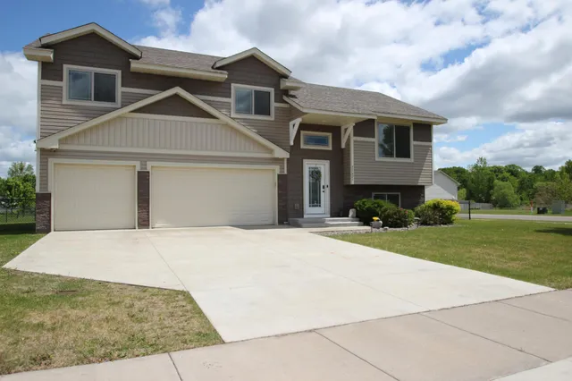 $389,900 | 37621 Hawthorne Avenue, North Branch, MN 55056