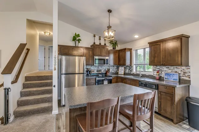 $389,900 | 37621 Hawthorne Avenue, North Branch, MN 55056