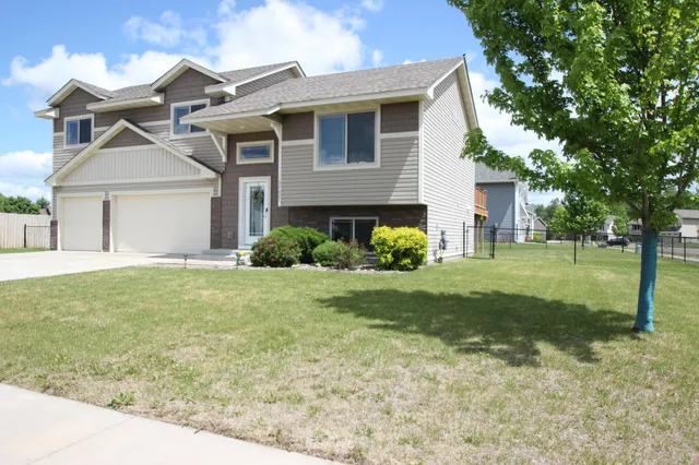 $389,900 | 37621 Hawthorne Avenue, North Branch, MN 55056