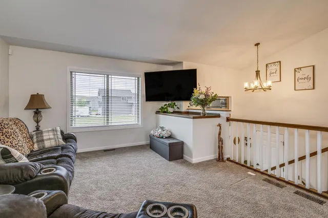 $389,900 | 37621 Hawthorne Avenue, North Branch, MN 55056