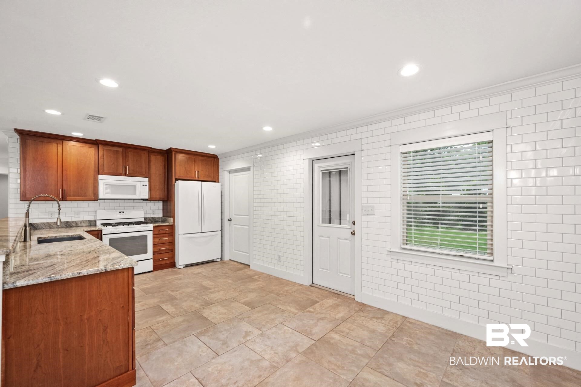 409 Rosa Avenue Fairhope, AL 36532 - Photo 7 of 31 Kitchen