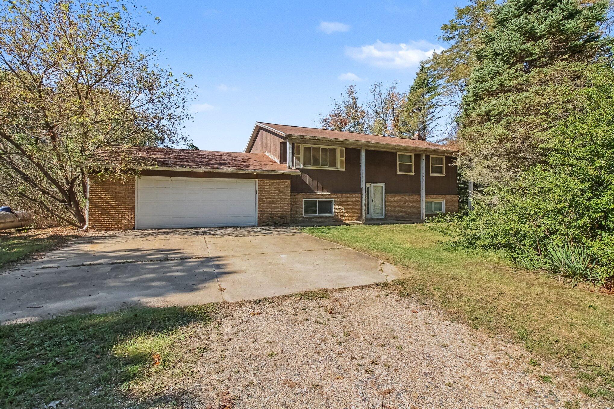 5490 Pingree Road Howell, MI 48843 - Photo 3 of 28 003_file_3051