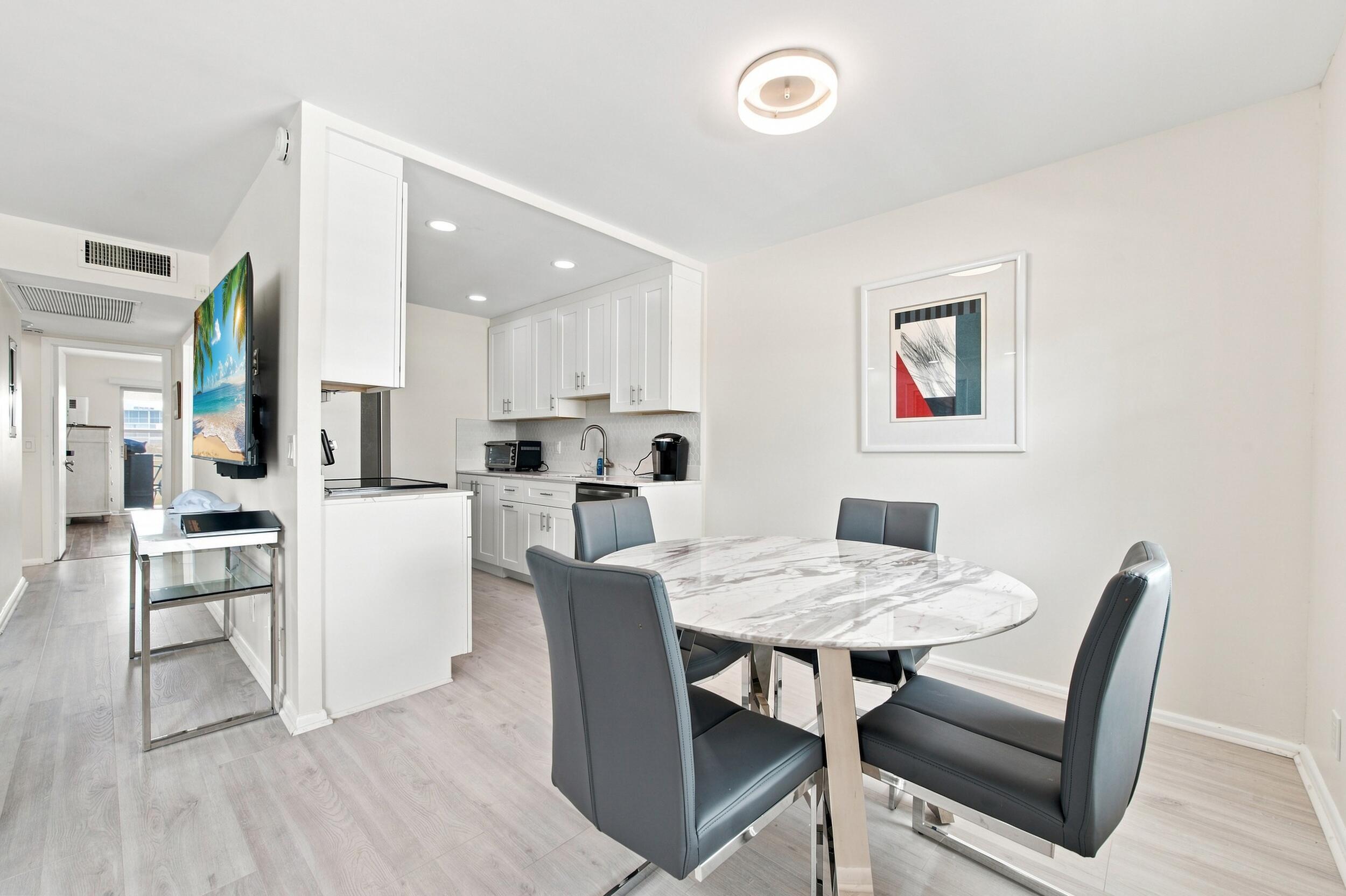 2069 Guildford East, Unit D Boca Raton, FL 33434 - Photo 4 of 16 Dining & Kitchen