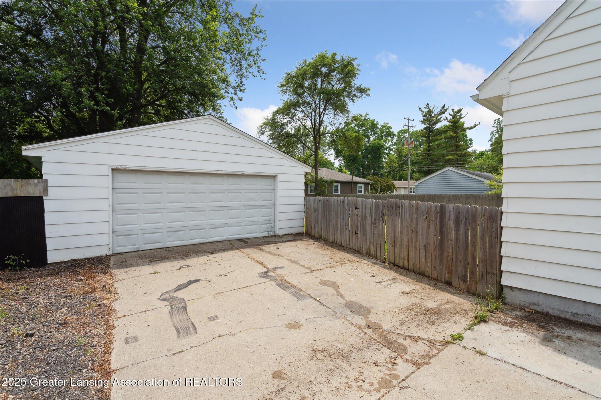 3427 West Jolly Road Lansing, MI 48911 - Photo 36 of 41 Garage