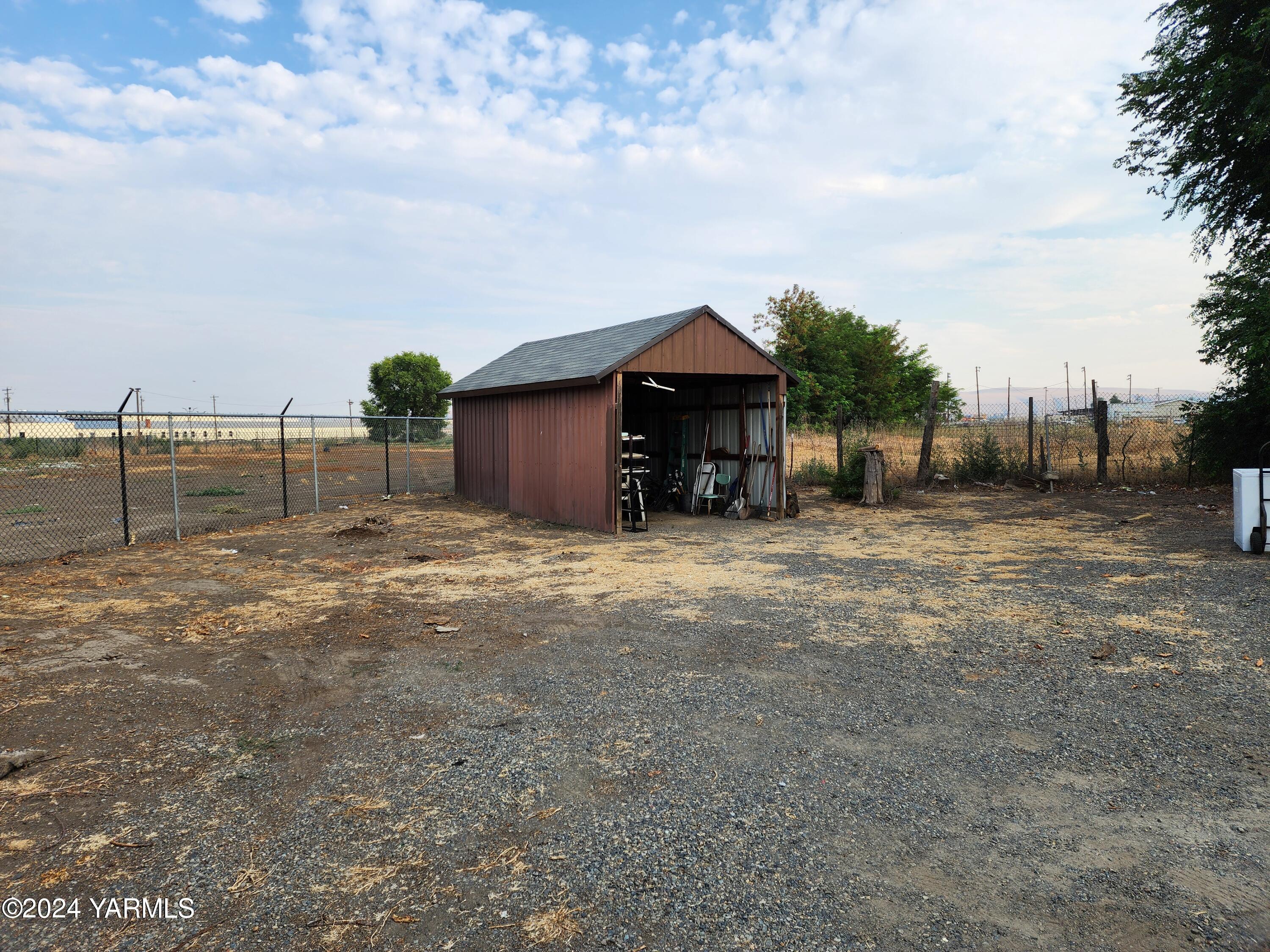 36 East 3rd Avenue Toppenish, WA 98948 - Photo 6 of 20 a view of a house with a yard