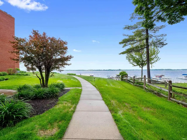 $729,000 | 10660 North Southshore Drive, Unit D3, Syracuse, IN 46567