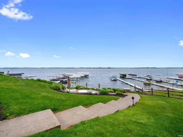 $729,000 | 10660 North Southshore Drive, Unit D3, Syracuse, IN 46567