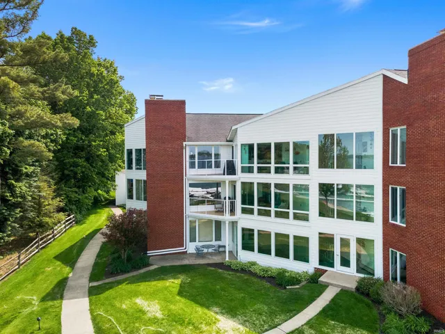 $729,000 | 10660 North Southshore Drive, Unit D3, Syracuse, IN 46567