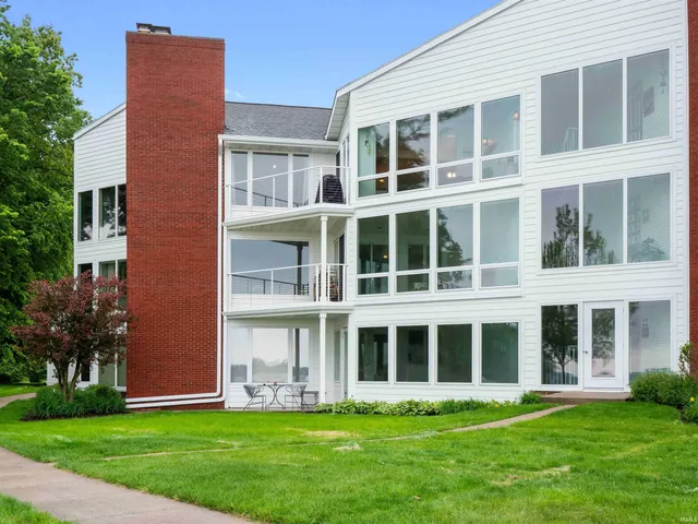 $729,000 | 10660 North Southshore Drive, Unit D3, Syracuse, IN 46567