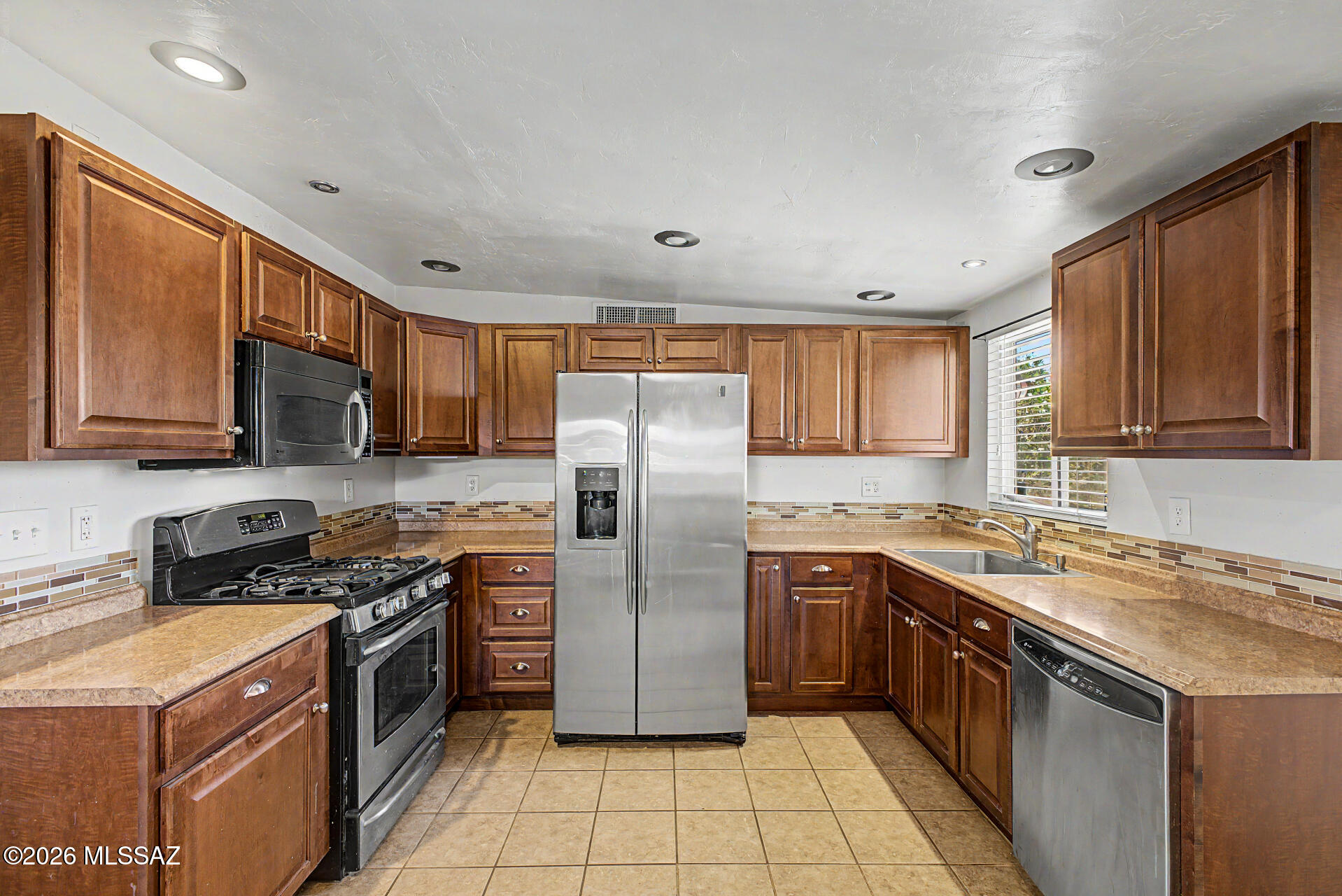 7640 East 27th Street Tucson, AZ 85710 - Photo 3 of 33 9 - 27th