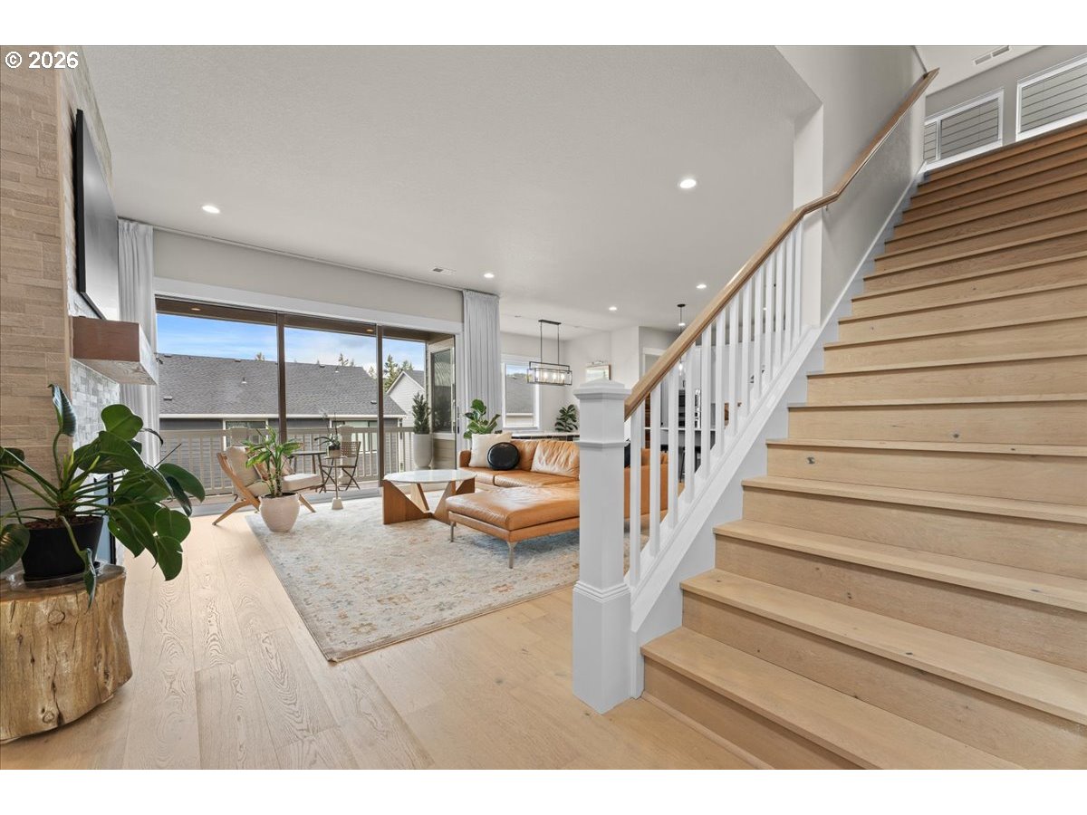 15651 Northwest Ridgeline Street Portland, OR 97229 - Photo 5 of 48 Living Room/Entrance
