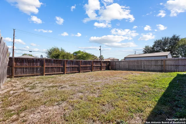 a view of a backyard