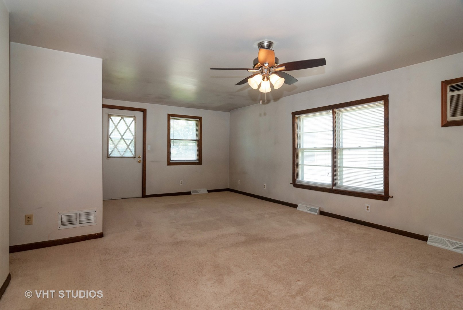 136 East Washington Street Oswego, IL 60543 - Photo 2 of 12