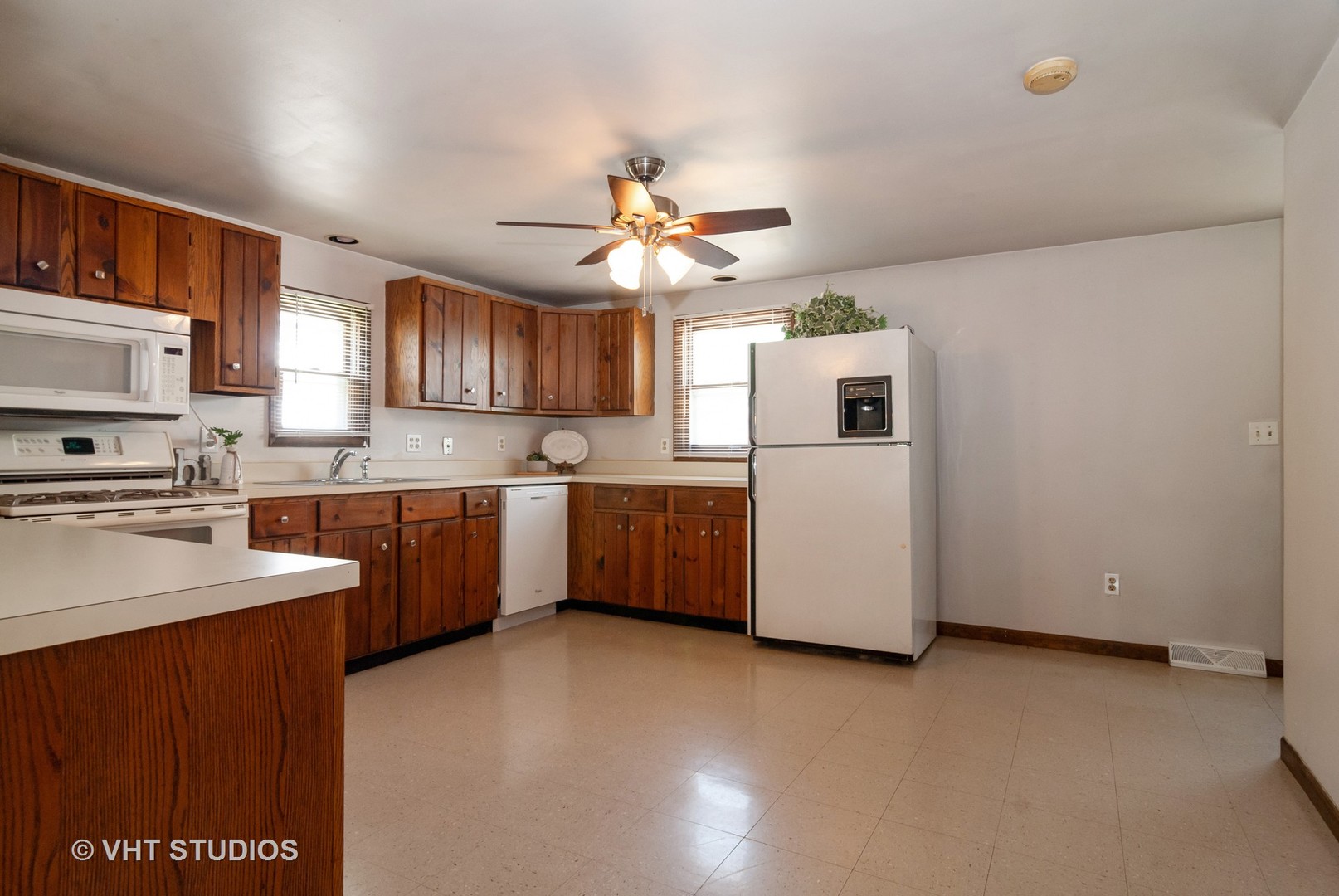 136 East Washington Street Oswego, IL 60543 - Photo 6 of 12