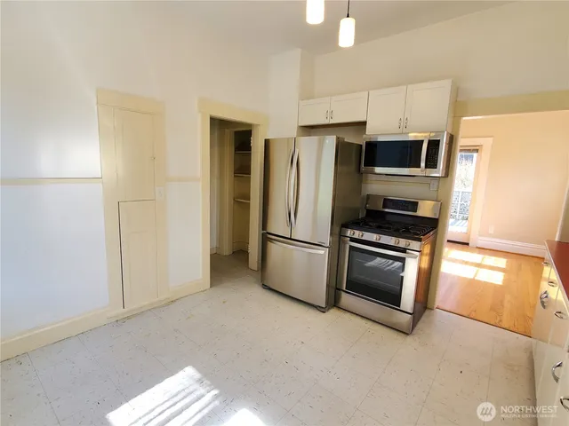 $3,000 | 1815 East Roy Street, Seattle, WA 98112