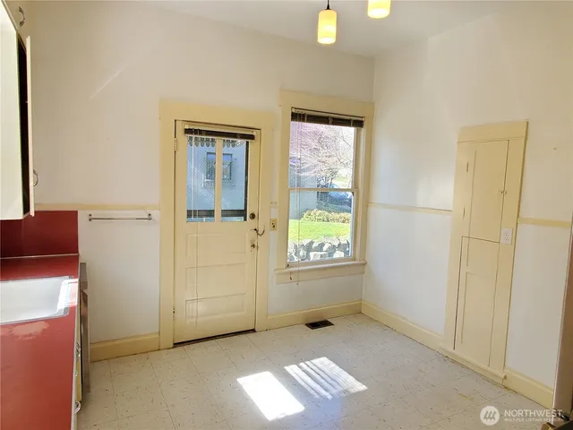 $3,000 | 1815 East Roy Street, Seattle, WA 98112