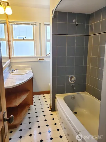 $3,000 | 1815 East Roy Street, Seattle, WA 98112