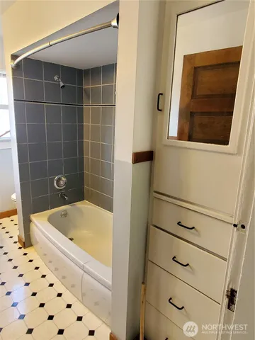 $3,000 | 1815 East Roy Street, Seattle, WA 98112