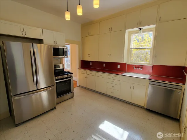 $3,000 | 1815 East Roy Street, Seattle, WA 98112