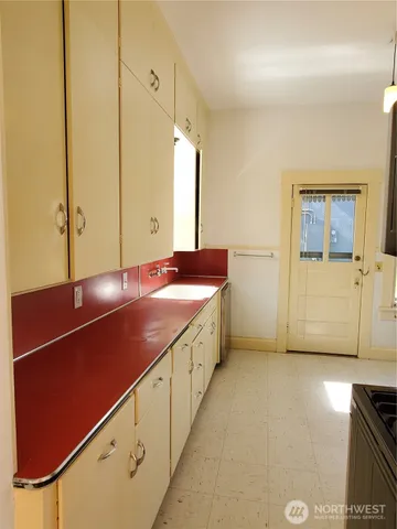 $3,000 | 1815 East Roy Street, Seattle, WA 98112