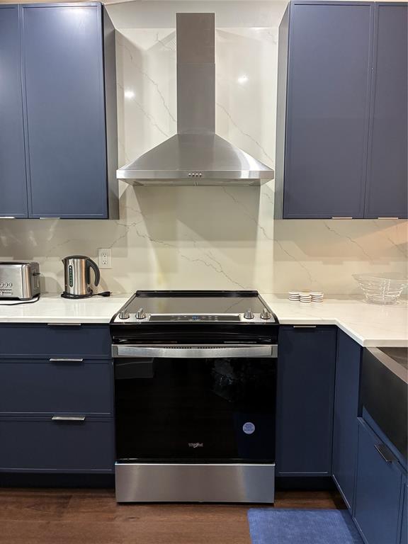 18546 Horizon Avenue, Unit 168 Boca Raton, FL 33496 - Photo 5 of 46 a stove top oven sitting inside of a kitchen