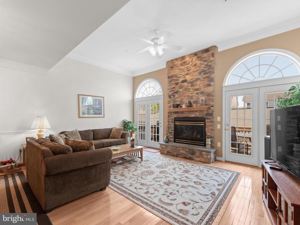 8818 Lew Wallace Road Frederick, MD 21704 - Photo 2 of 38 Living room