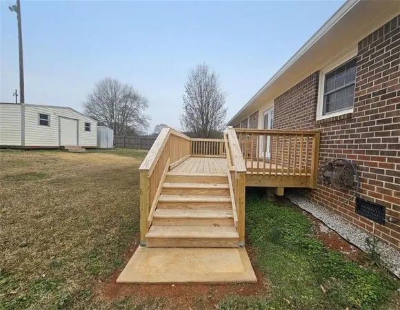 a view of a house with backyard