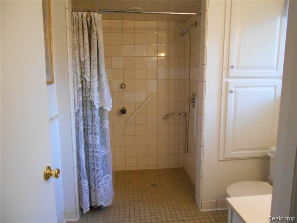 2060 Chalet Drive Rochester, MI 48309 - Photo 12 of 26 Barrier free full bath on the first floor.