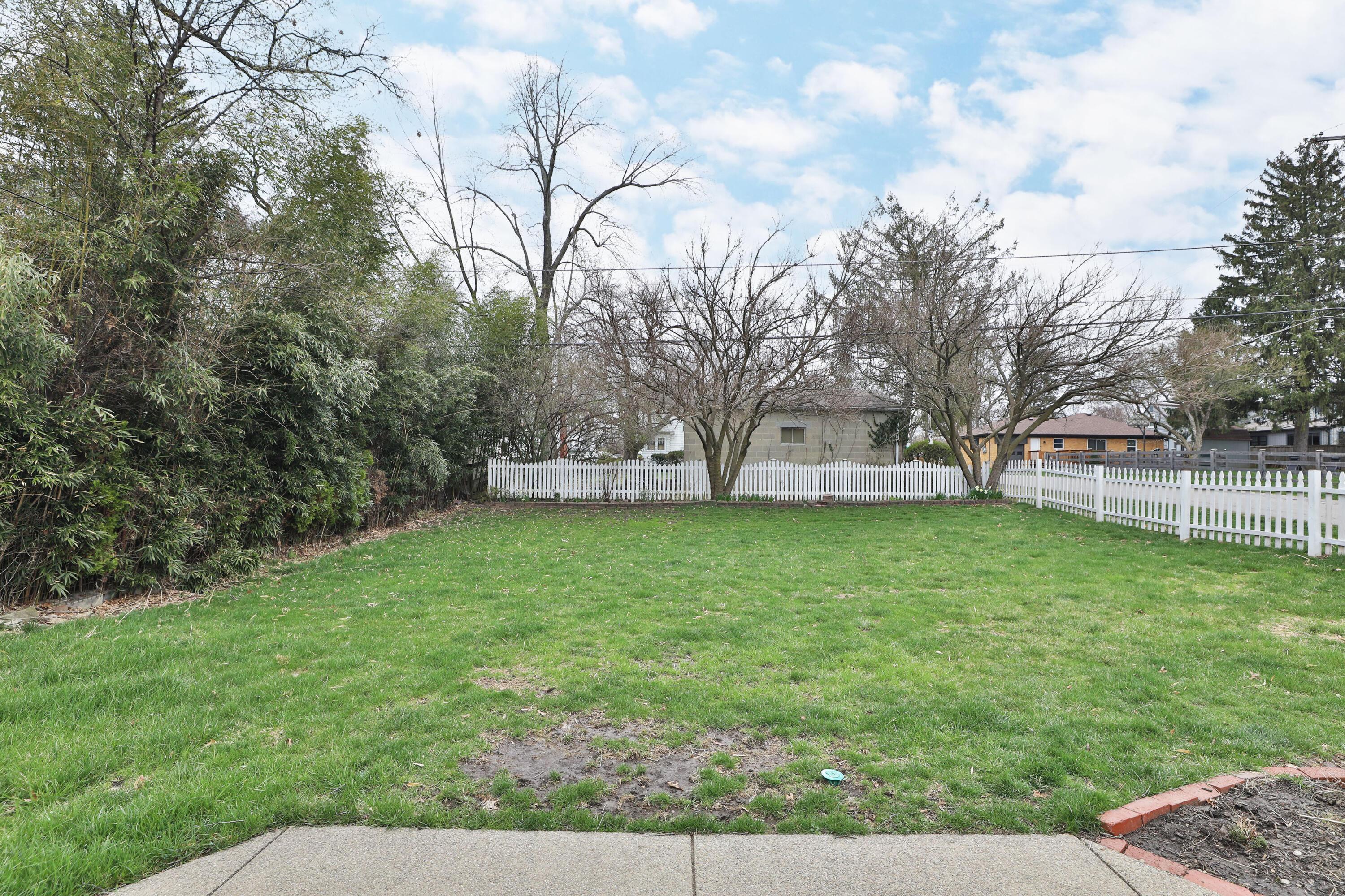 390 East Beaumont Road Columbus, OH 43214 - Photo 48 of 52 Yard