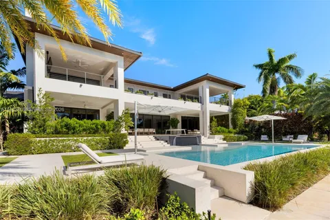 a view of an house with backyard and swimming pool