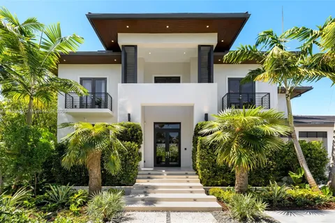 a view of livingroom with furniture