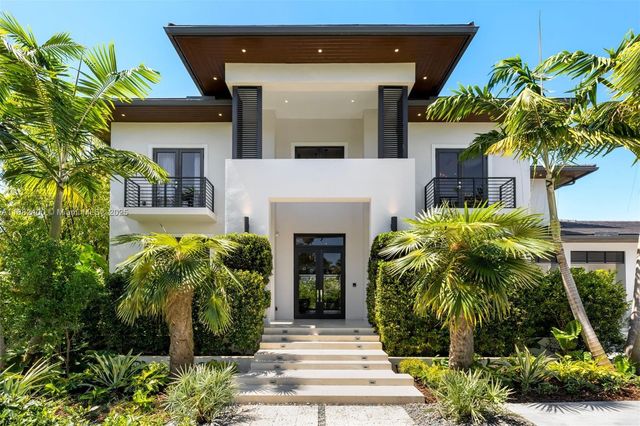 a view of livingroom with furniture