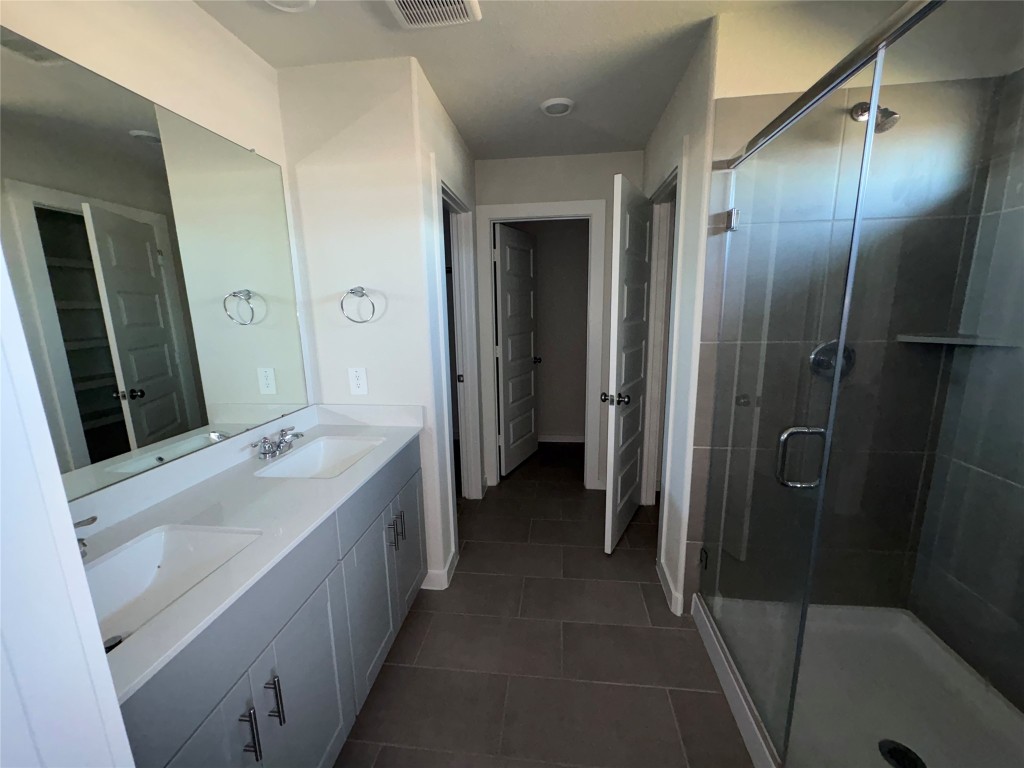 16628 Sterling Clf Street Conroe, TX 77302 - Photo 5 of 14 a bathroom with a tub sink and mirror