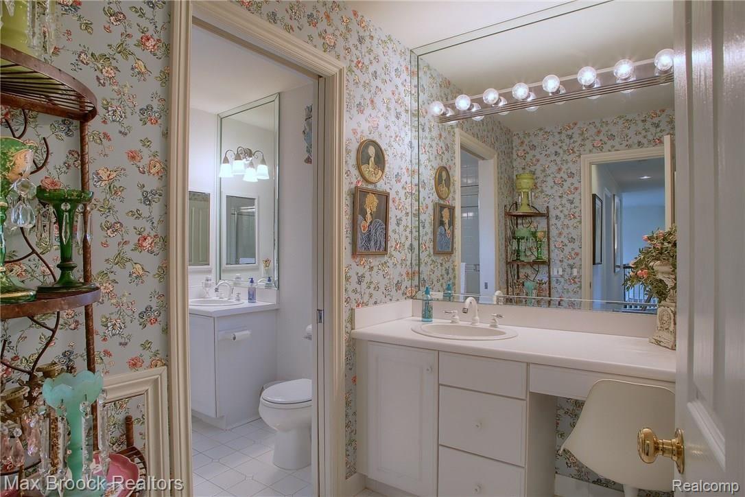 30755 Country Ridge Circle Farmington, MI 48331 - Photo 29 of 42 Bathroom.jpg