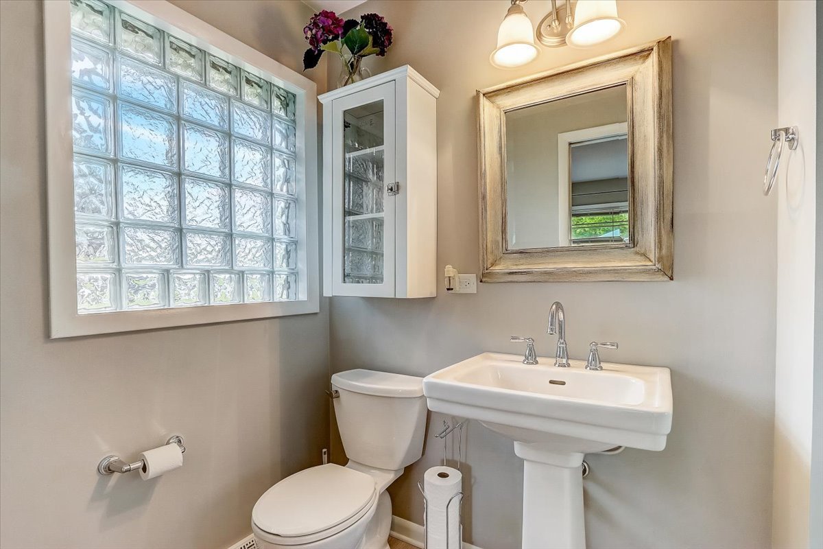 625 Deerpath Road East Dundee, IL 60118 - Photo 17 of 38