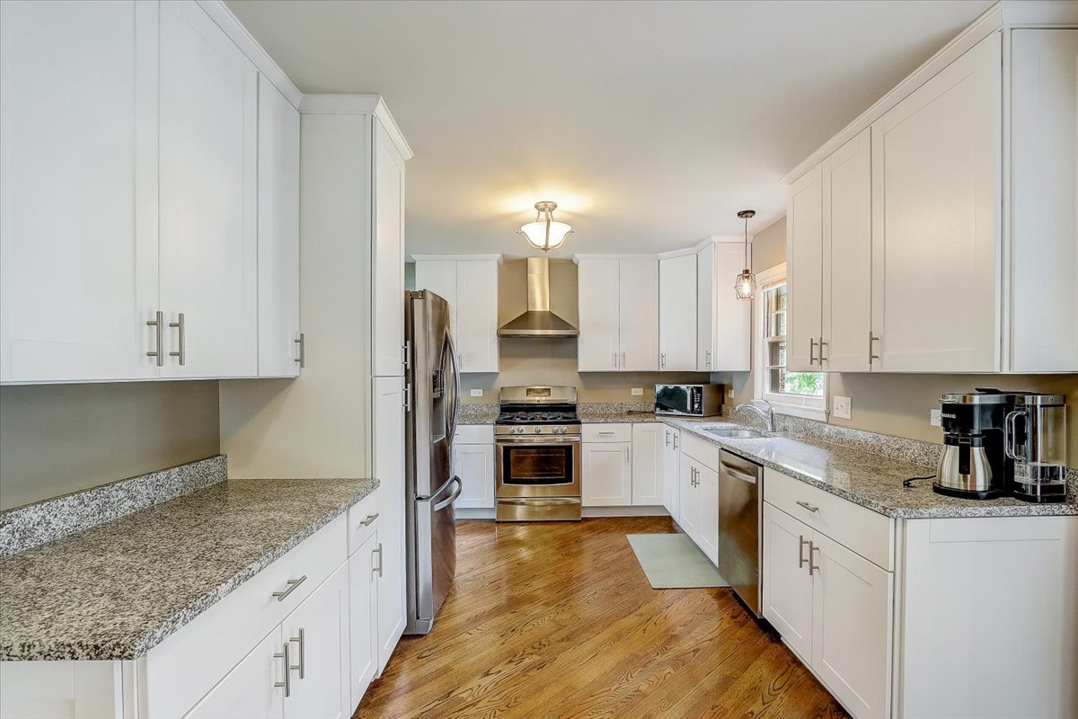 625 Deerpath Road East Dundee, IL 60118 - Photo 8 of 38